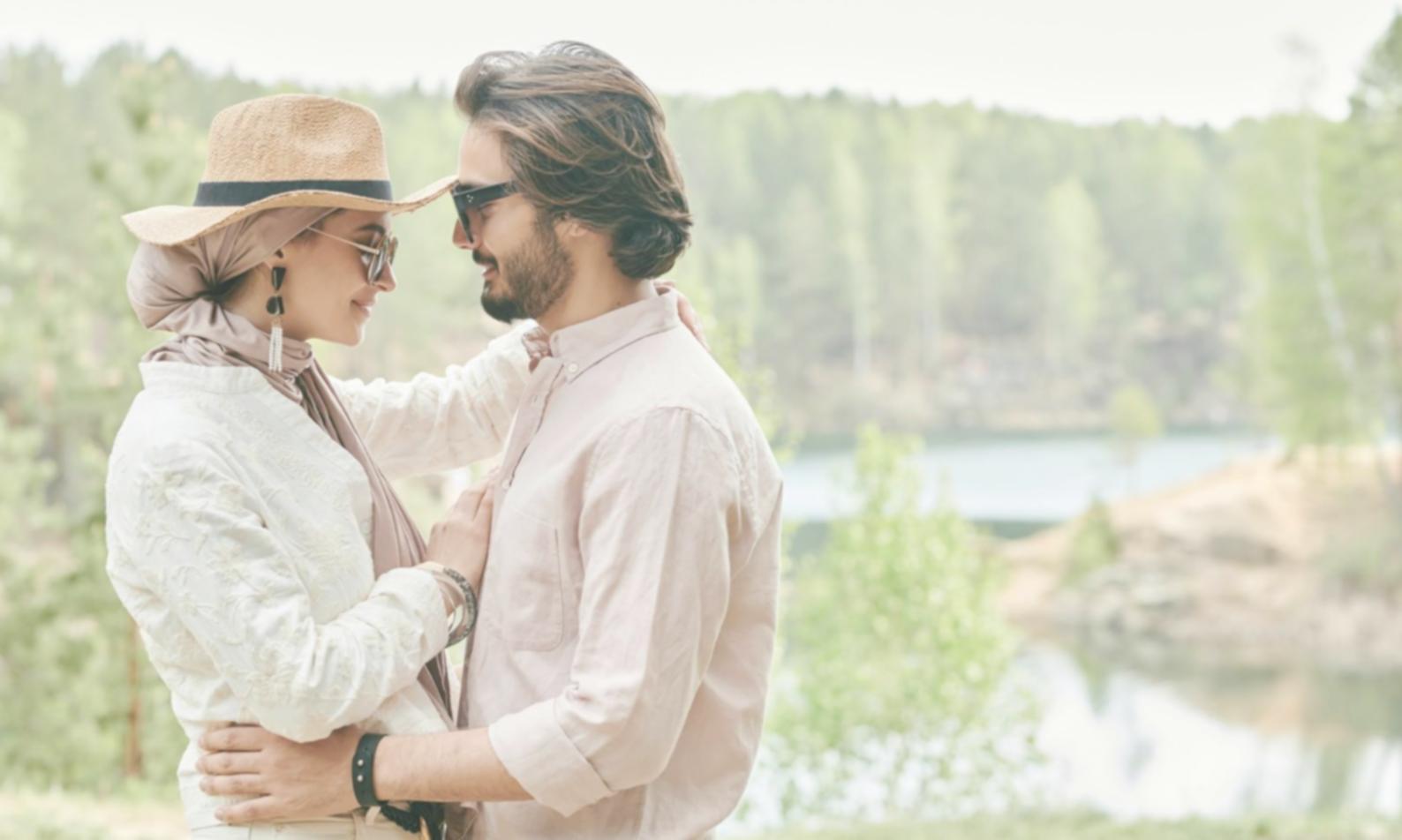 Famiglia che condivide momenti di crescita insieme