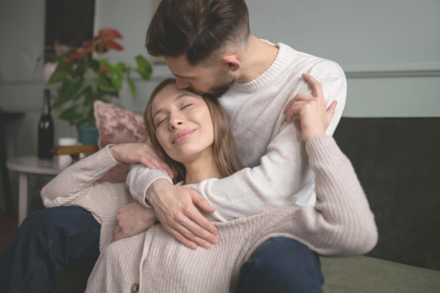 Famiglia che condivide momenti di vicinanza autentica